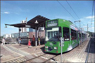 Moderne sporvogn over Freiburg banegård,
Foto Helge Bay, 1999