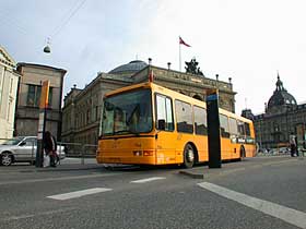 Bus p&aring; Kgs. Nytorv, K&oslash;benhavn
d. 05.05.03.  Foto: Helge Bay