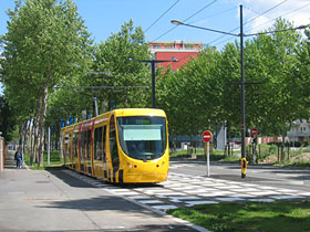 Letbane i Mulhouse kører under allé